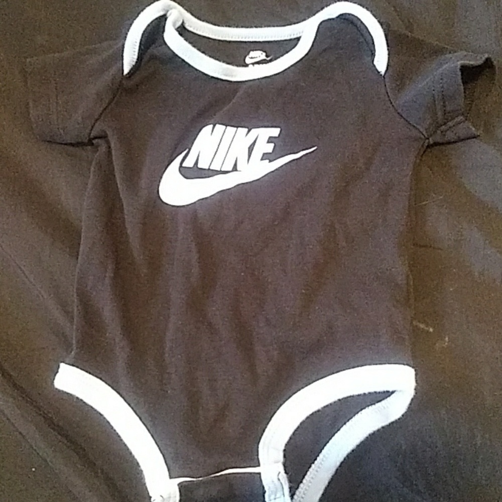 Nike onsie 0-3 months